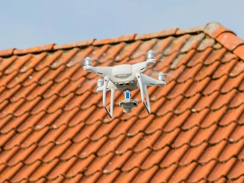 Les avantages de l’inspection de toiture par drone - Drones Bloom